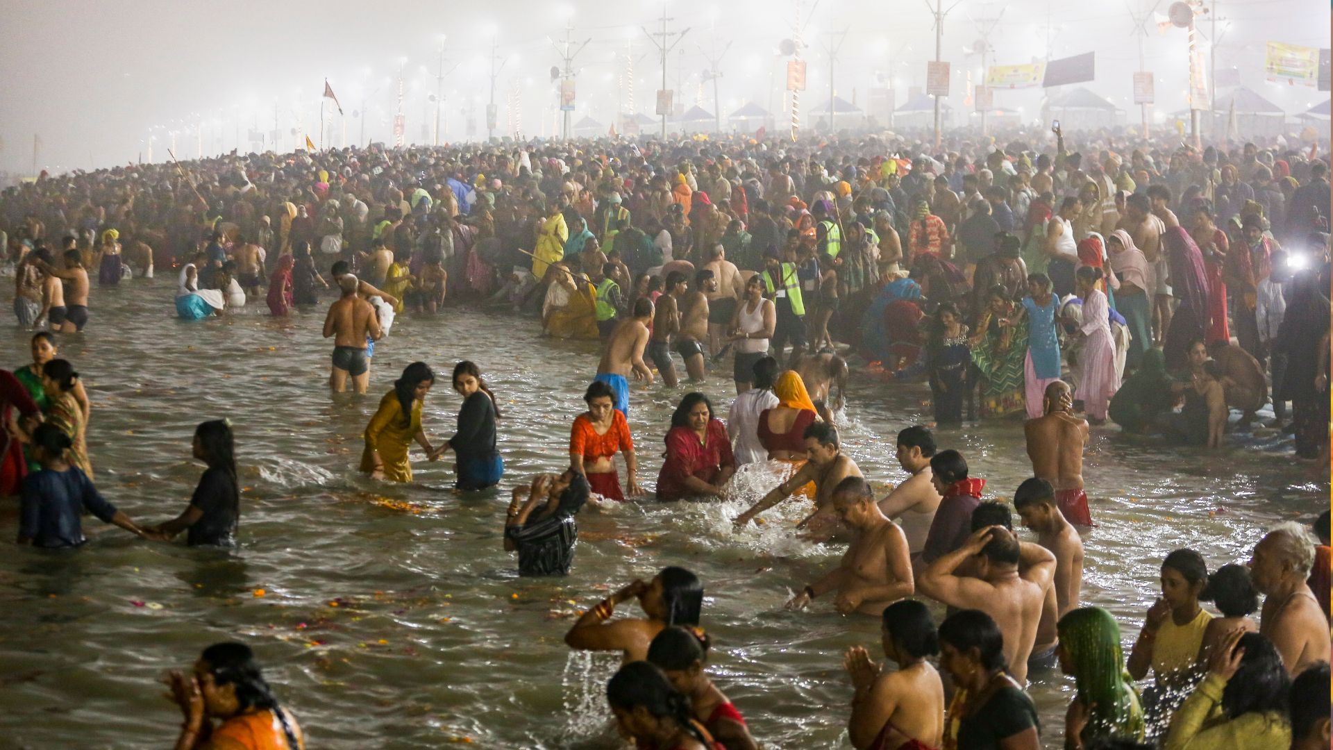 Paush Purnima 2025: मौसम पर भारी आस्था, पौष पूर्णिमा पर लाखों श्रद्धालुओं ने लगाई डुबकी 