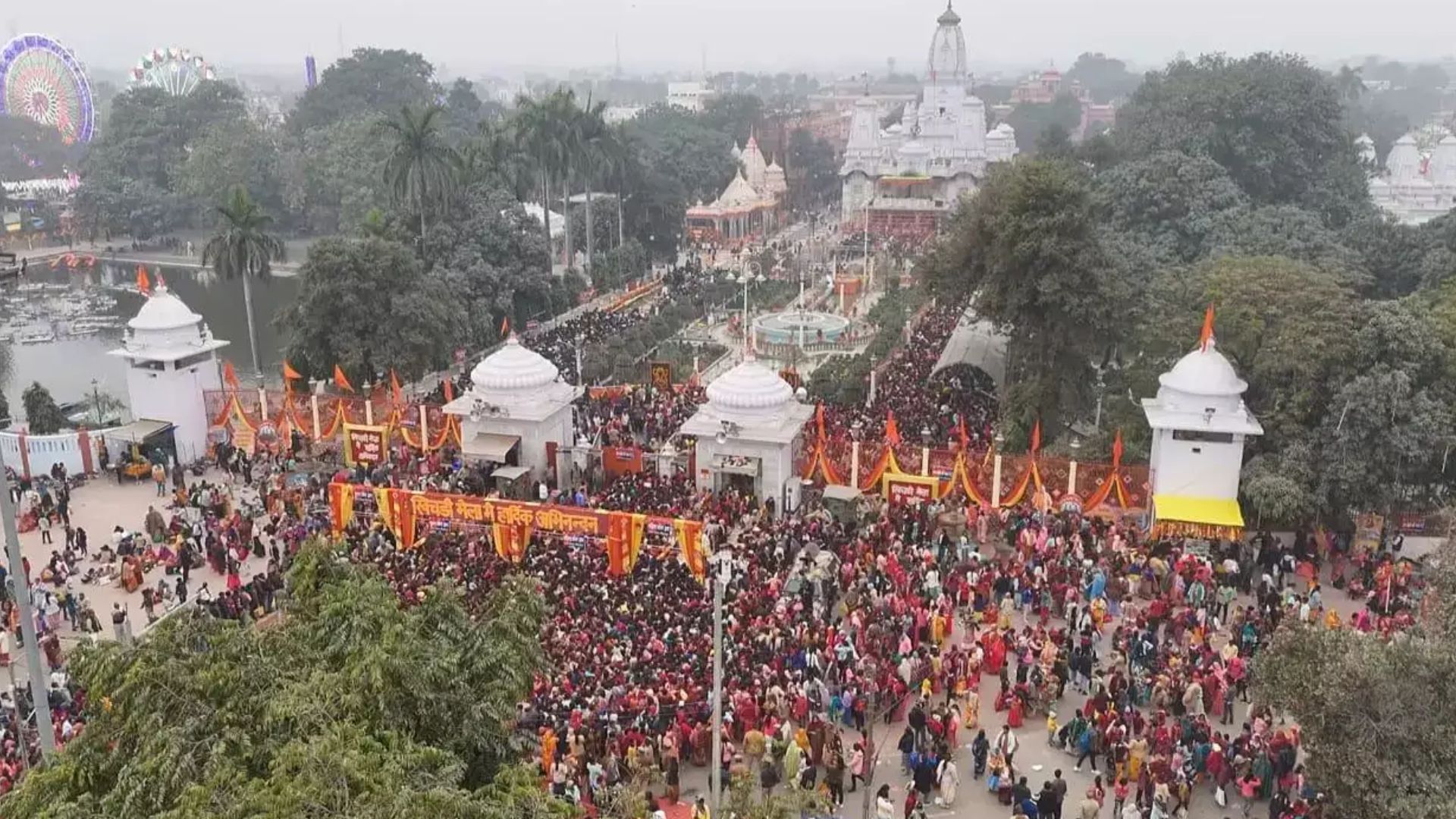 गोरखपुर: मकर संक्रांति पर 15 लाख से अधिक श्रद्धालुओं ने चढ़ाई बाबा गोरखनाथ को खिचड़ी 