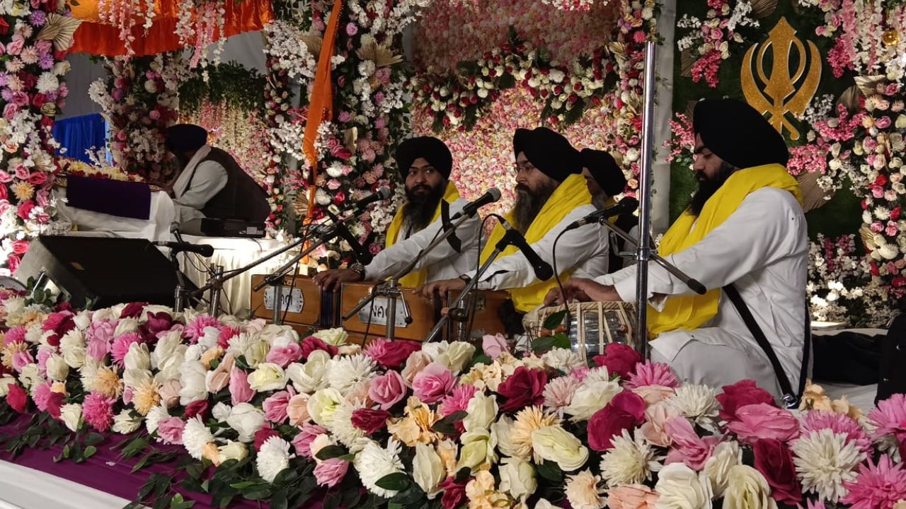 कानपुर में श्री गुरु गोविंद सिंह के प्रकाशोत्सव पर मोतीझील ग्राउंड पर लाेग छक रहे लंगर: देशी घी से तैयार किया गया हलवा