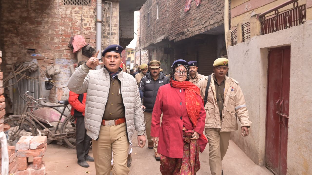 शटर उठाया तो मिला मंदिर, घने क्षेत्र में 3 शिवालय और मिले: कानपुर में महापौर प्रमिला पांडेय ने खुलवाया, मुस्लिम धर्मगुरुओं की आपत्ति के बाद चला अभियान