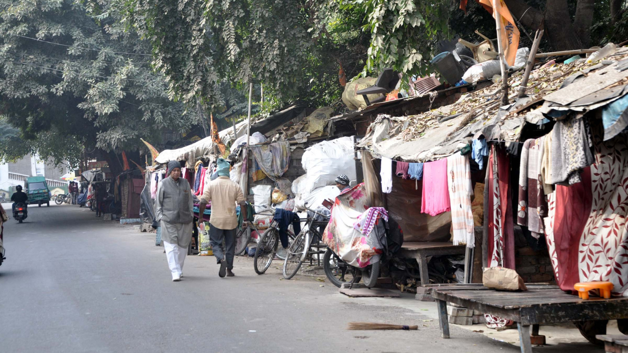 पहले बसाते गए झुग्गियां, अब पुलिस बल मिलने का इंतजार