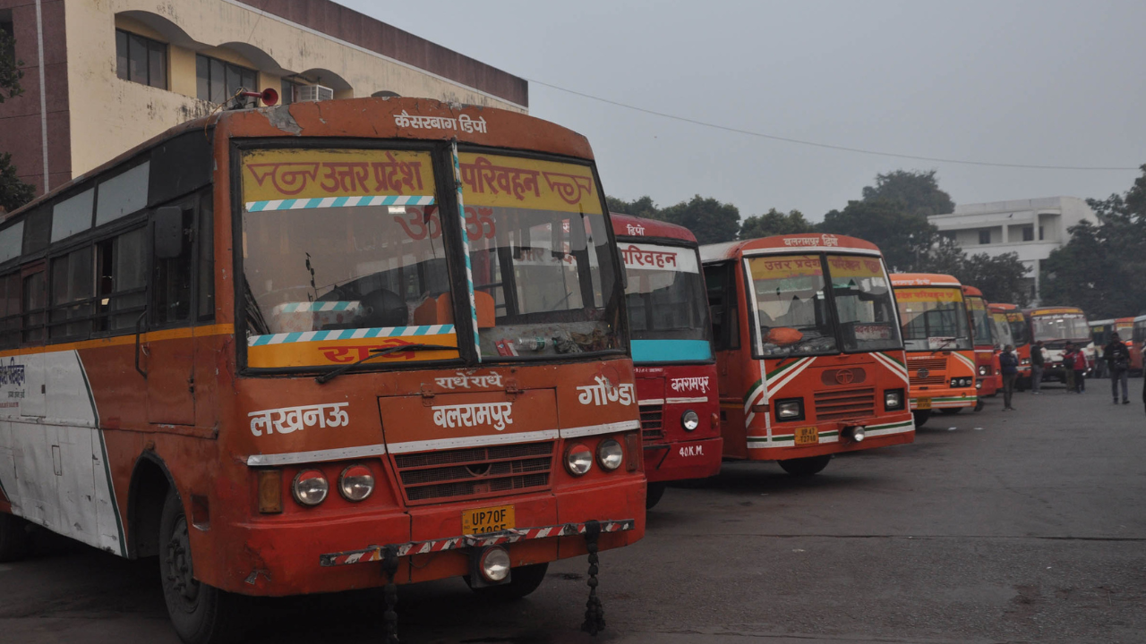 कोहरे ने थामी रफ्तारः लड़खड़ाई ट्रांसपोर्ट व्यवस्था, रेंग रेंग कर चलीं ट्रेनें, निरस्त हुए विमान, देखें Photos