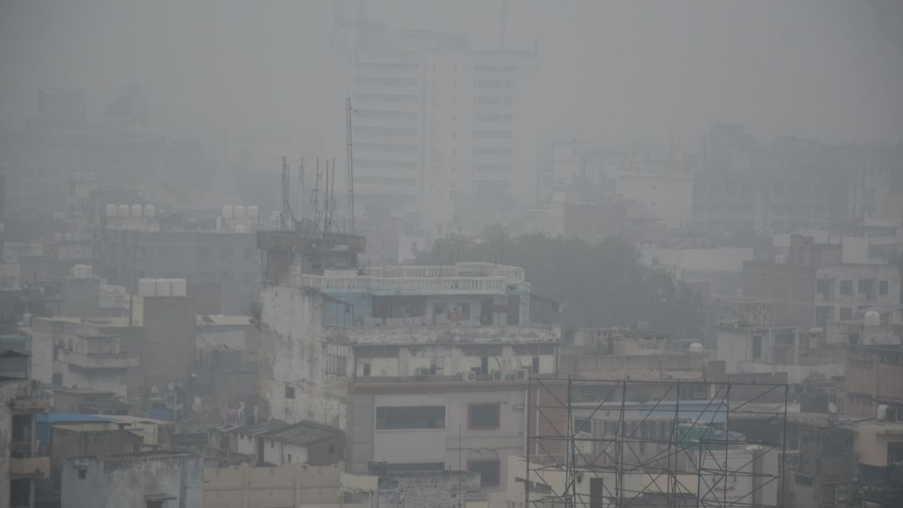 Kanpur Weather Today: बादलों और कोहरे की चादर में छिपा सूरज...शीतलहर से ठिठुरा शहर, दिन में छाया अंधेरा