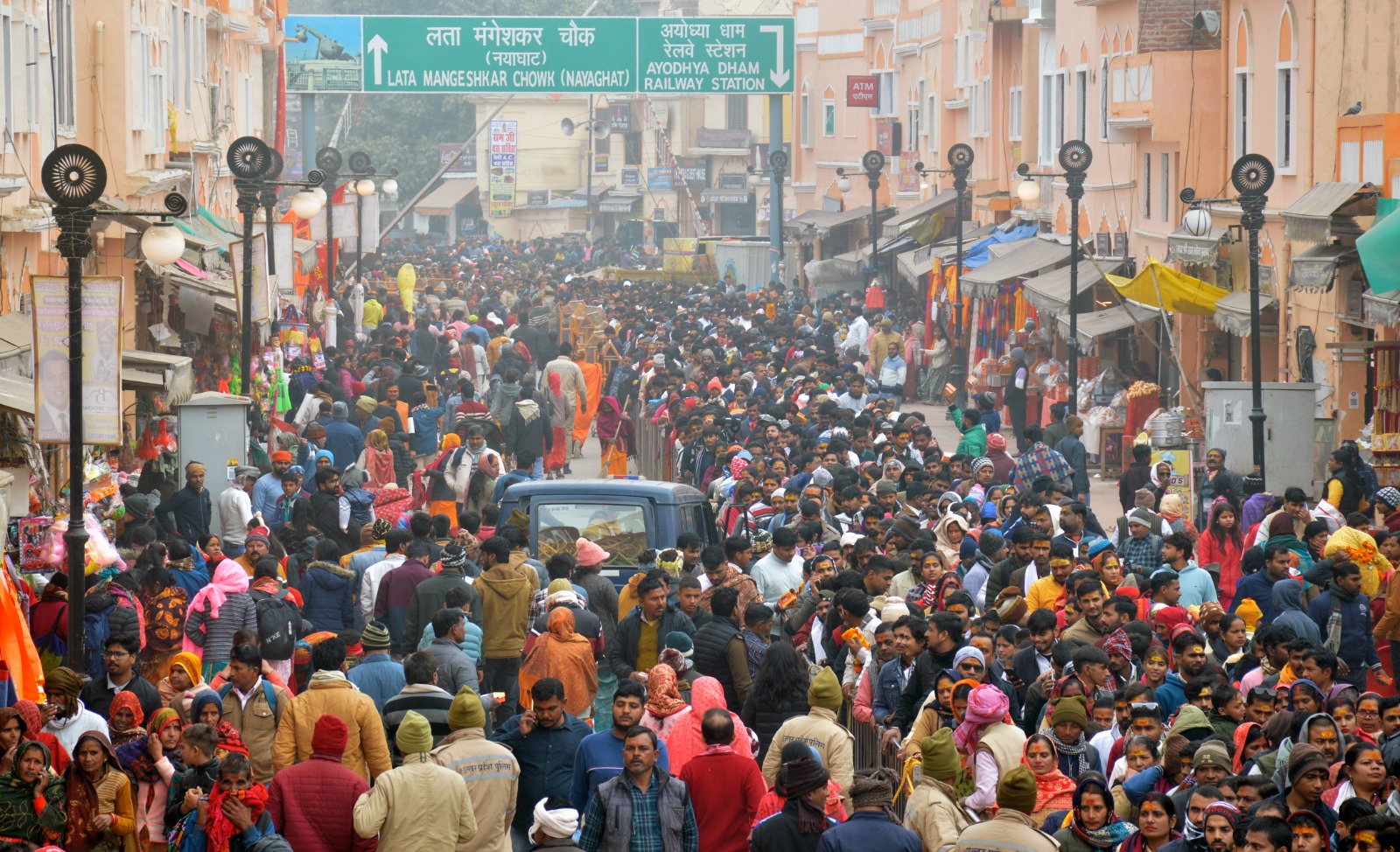 नव वर्ष 2025 पर अयोध्या में दर्शन के लिए उमड़ा आस्था का सैलाब, राम मंदिर और हनुमानगढ़ी में लगी लंबी कतार