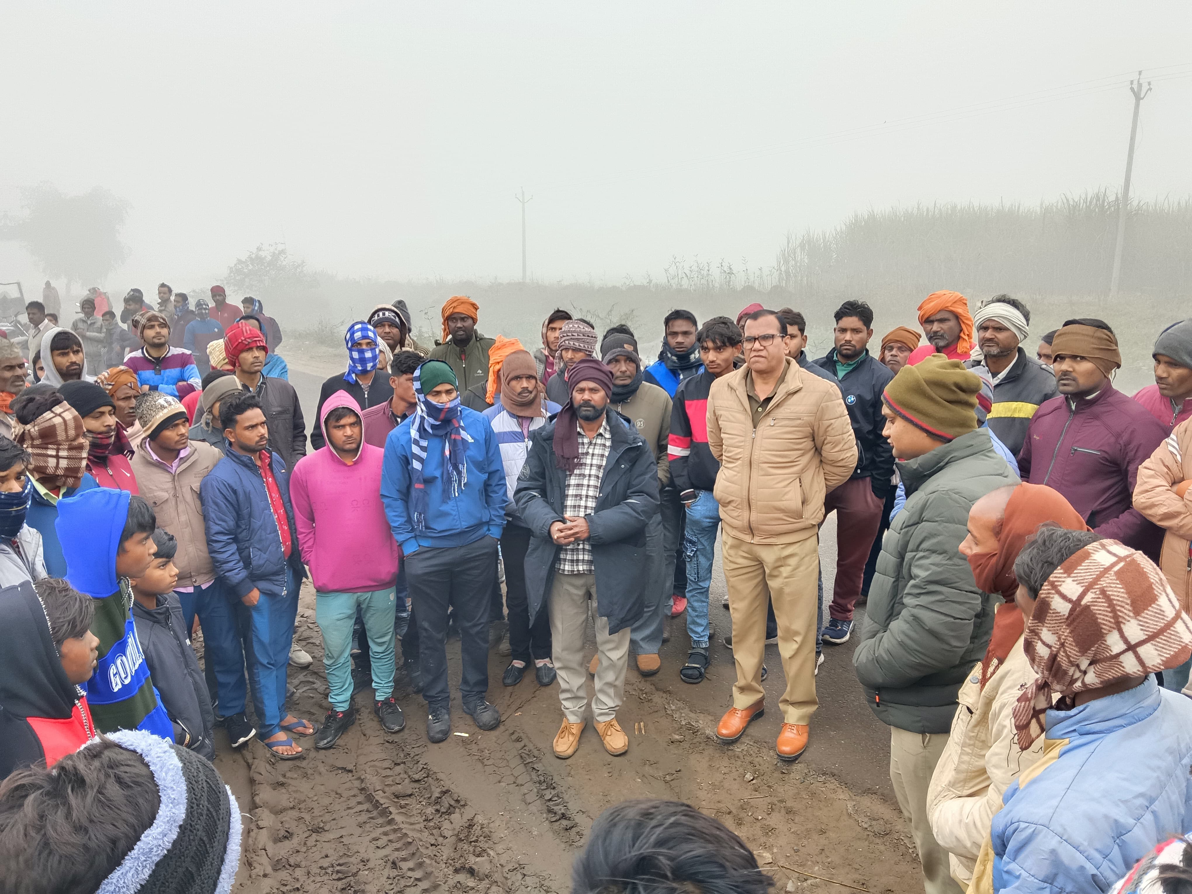 पीलीभीत: श्रमिक की मौत के बाद हंगामा, राइस मिल के बाहर रखा शव...विधायक और एसडीएम पहुंचे