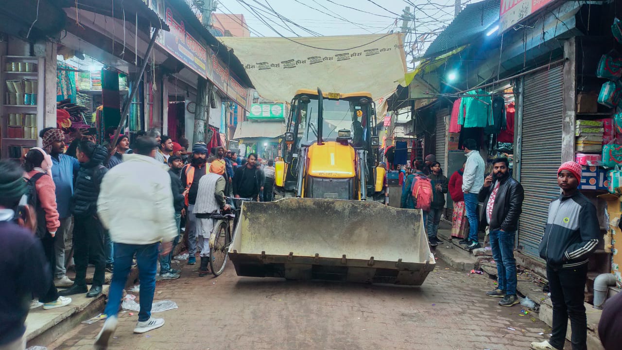 बहराइच: बुलडोजर से हटाया गया अतिक्रमण, SDM और CO की मौजूदगी में हुई कार्रवाई 