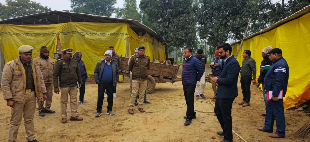 Bareilly: गोशाला का निरीक्षण करने पहुंचे DM-CDO, आधा दर्जन से ज्यादा पशुओं की मौत मामले में तीन पर FIR