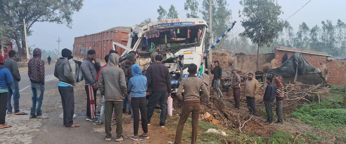 पीलीभीत: हाईवे पर टकराए दो ट्रक, एक चालक की मौत