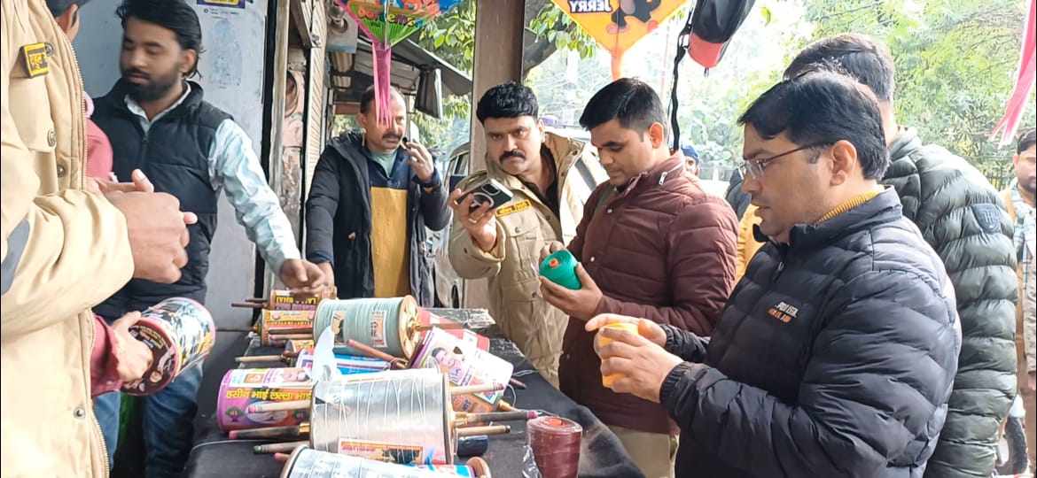 लखीमपुर खीरी: पतंगों की दुकानों पर छापा...चाइनीज मांझा मिला, शाहजहांपुर में सिपाही की मौत के बाद पुलिस सतर्क