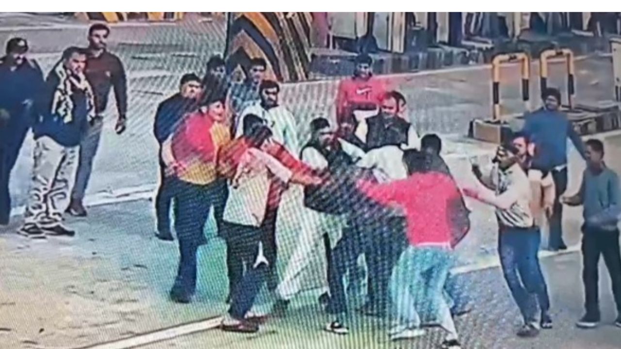 कन्नौज में एनएच 34 टाेल प्लाजा पर मारपीट: CCTV में पूरी घटना कैद, पुलिस वीडियो के आधार पर पड़ताल में जुटी