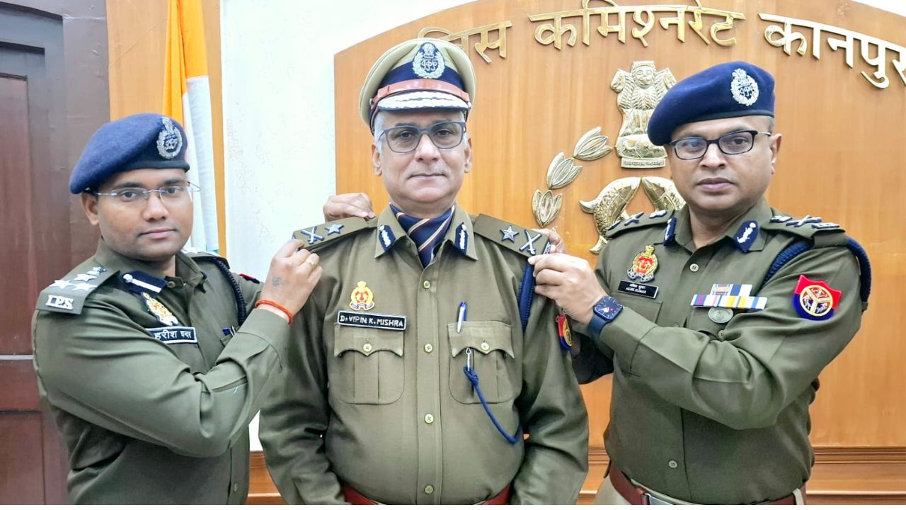 Kanpur में पिपिंग सेरेमनी का आयोजन: प्रोन्नत पुलिस अधिकारियों को मिलीं नई जिम्मेदारियां, पुलिस कमिश्नर ने सभी को दी नववर्ष की शुभकामनाएं 