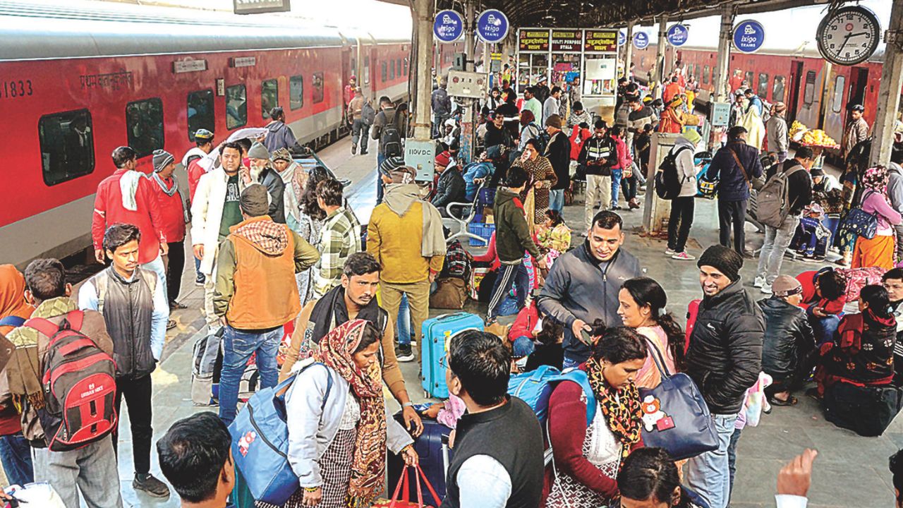 Kanpur: अमृत स्नान कर स्पेशल ट्रेनों से लौटे श्रद्धालु, प्लेटफार्मों पर मुस्तैद रही क्यूआरटी, 8 मेमू का रूटों पर हुआ विस्तार  