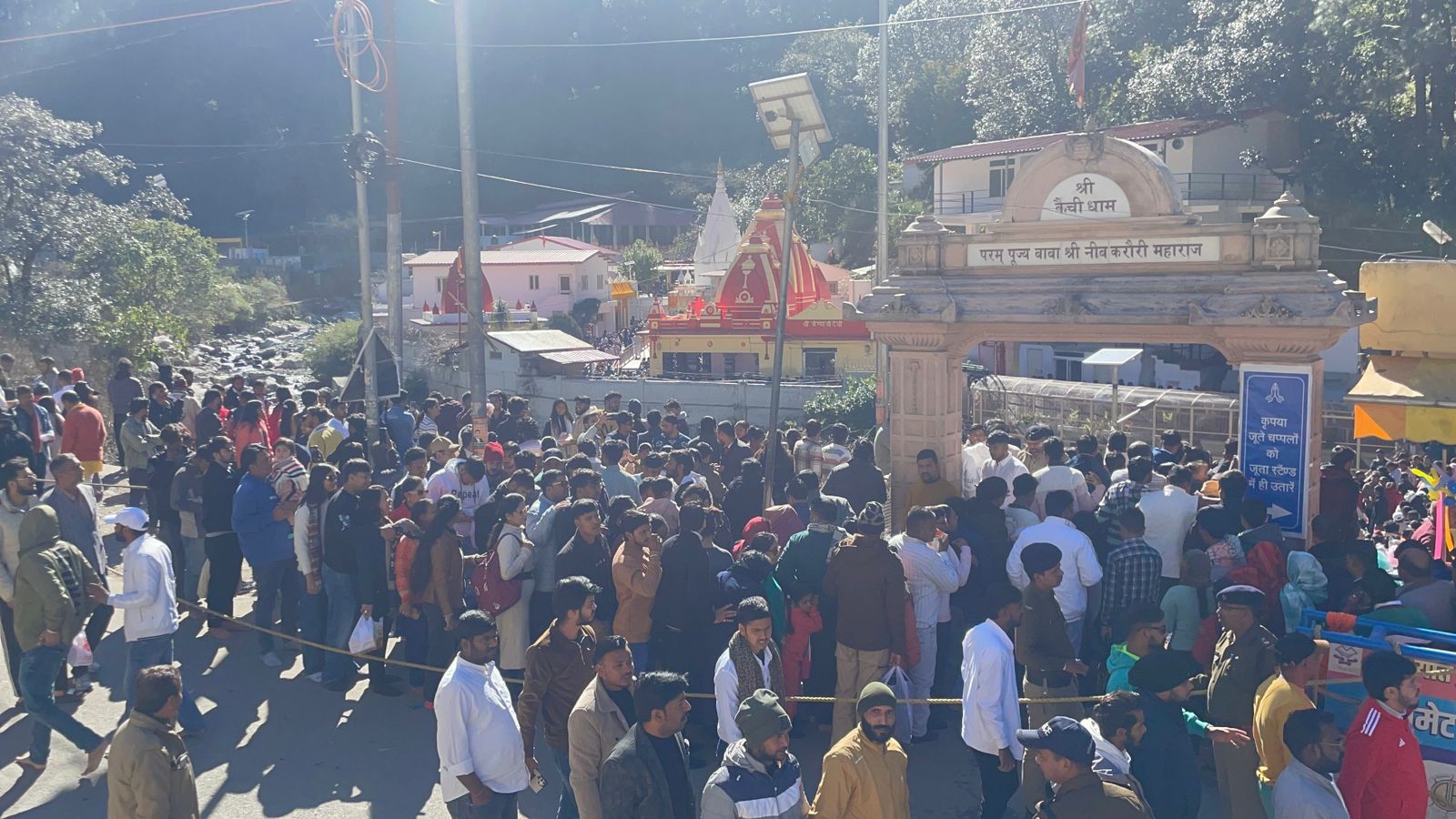 बाबा नीब करौरी महाराज के दर्शन कर भक्तों ने की नये साल की शुरुआत...