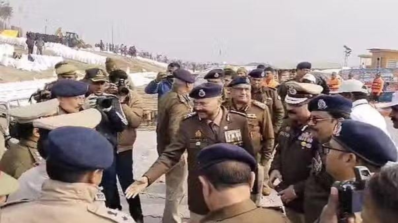 महाकुंभ की अभेद्य सुरक्षा :  उच्च अधिकारियों के साथ समीक्षा बैठक कर DGP ने व्यवस्था का लिया जायजा