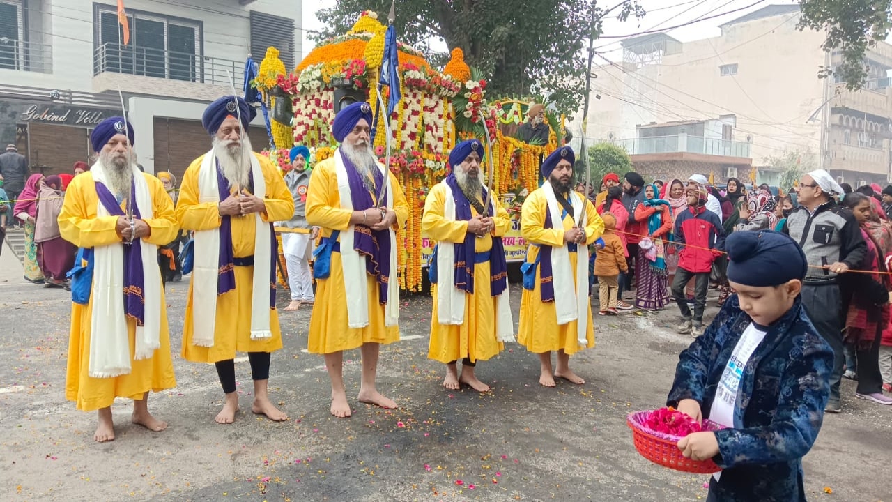 Barabanki News : गुरु गोविंद सिंह प्रकाशोत्सव पर निकला नगर कीर्तन जुलूस