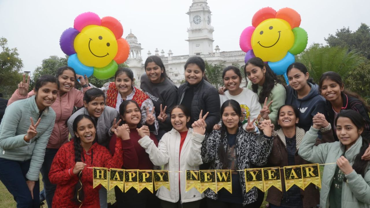 साल 2025 का पहला दिन: कानपुर के मंदिरों और पिकनिक स्पॉट में भीड़...लाेग Selfie लेकर बना रहे खास, देखें- मनमोहक PHOTOS