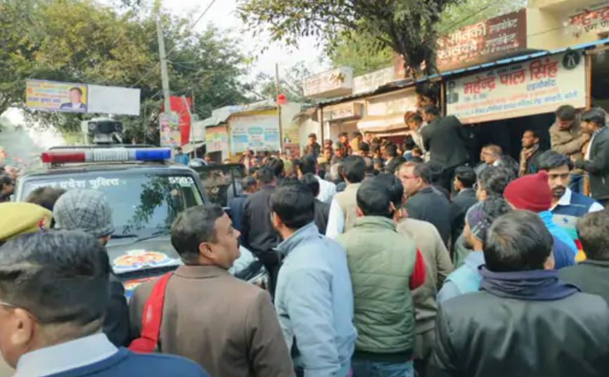 Bareilly: कोर्ट परिसर के बाहर अधिवक्ता पर झोंका फायर, आरोपियों को पकड़कर पीटा...गिरफ्तार