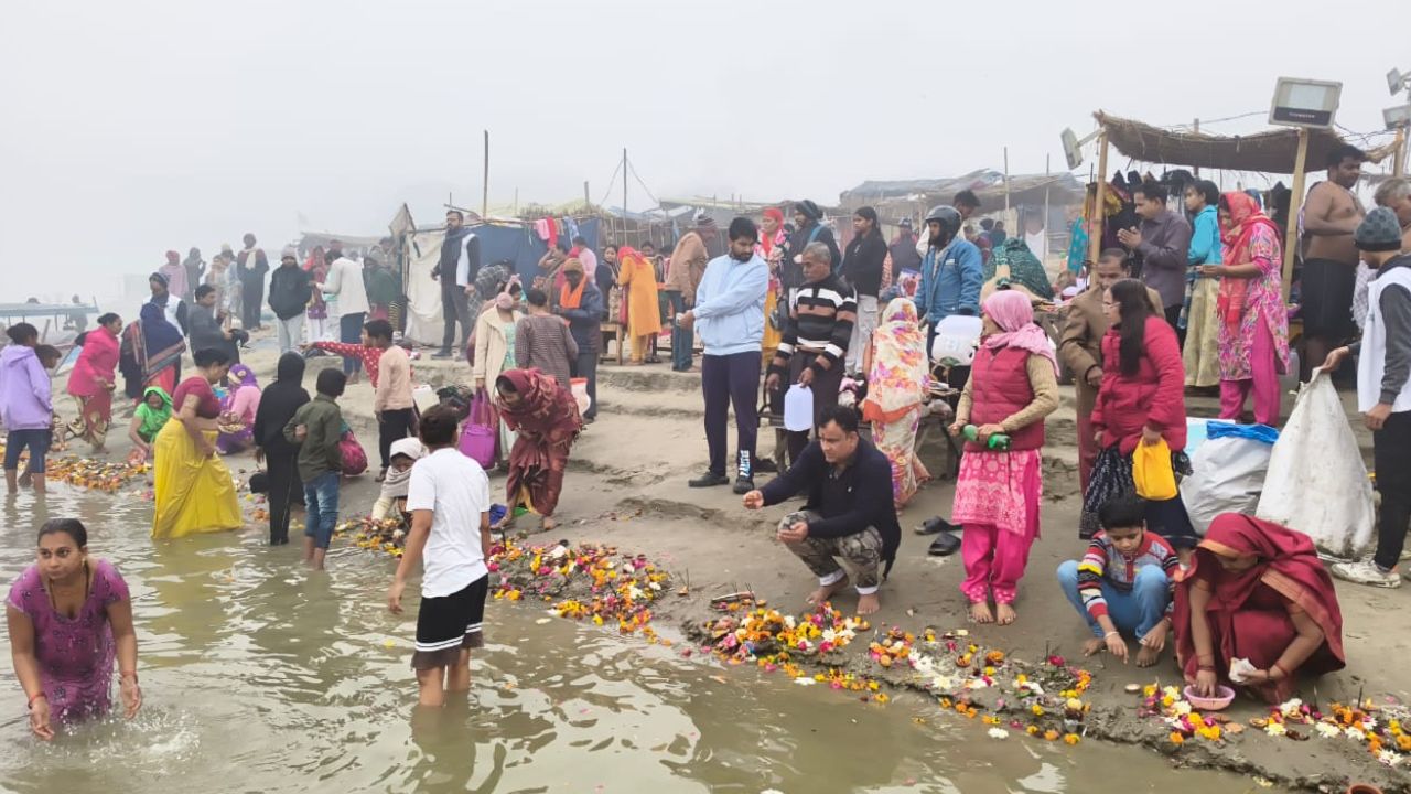 कानपुर में मकर संक्रांति पर घाटों पर उमड़ी भीड़: स्नान कर श्रद्धालु लगा रहे पुण्य की डुबकी, घाटों पर सुरक्षा के पुख्ता इंतजाम