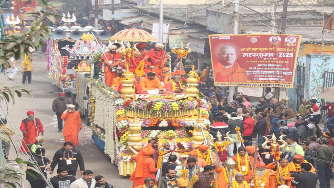 महाकुंभ 2025 : नागा संन्यासियों के श्री तपोनिधि आनंद अखाड़े ने किया महाकुम्भ में भव्य छावनी प्रवेश