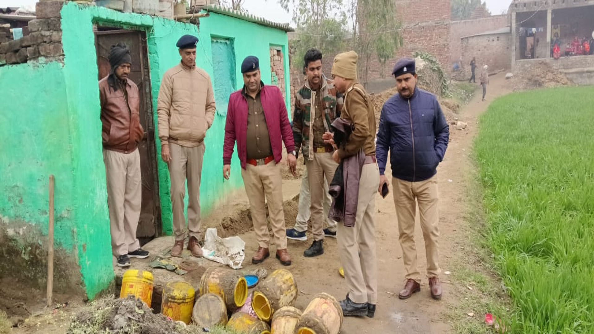 कासगंज: फतेहपुर, गऊपुरा, बेहटा के घरों में धधक रही थीं शराब की भट्टियां, आबकारी टीम का छापा