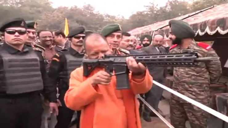 सेना दिवस पर सीएम योगी ने देखी हथियारों की प्रदर्शनी, कहा- भारतीय सेना 140 करोड़ लोगों के शौर्य का प्रतीक है
