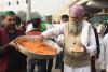 तीन कृषि कानून: किसानों के प्रदर्शन स्थलों पर खुशी का माहौल, बांटी गईं मिठाइयां