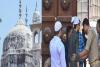 Gyanvapi Masjid Case: जुमे की नमाज अदा करने के लिए उमड़ी भारी भीड़, बंद करना पड़ा गेट