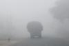 देहरादून: उत्तराखंड में छाई धुंध, सड़कों में रेंगते नजर आए वाहन