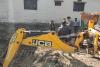 हल्द्वानीः दमुवाढूंगा में अवैध ढंग से खोदे बेसमेंट पर जुर्माना, जेसीबी सीज