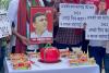 Akhilesh Yadav Birthday: अखिलेश यादव के जन्मदिन पर सपा कार्यकर्ताओं ने काटा टमाटर जैसा केक