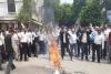 हापुड़ कांड : नहीं थम रहा विरोध, हरदोई में अधिवक्ताओं ने जलाया सरकार का पुतला - जारी रहेगा आंदोलन