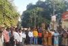 हरदोई: साथी की पिटाई से नाराज सफाई कर्मियों ने नगर पालिका मुख्यालय पर किया हंगामा