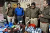 बरेली: पुलिस ने घर में नकली मोबिल ऑयल बनाते पकड़ा, देहात क्षेत्र में की जाती थी सप्लाई