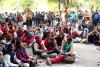 लखनऊ: पुनरीक्षित वेतनमान समेत कई मागों को लेकर धरने पर बैठे LDA के स्मारक संरक्षक समिति के कर्मचारी