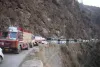 जम्मू कश्मीर: हिमपात और पत्थर गिरने के कारण श्रीनगर-जम्मू राष्ट्रीय राजमार्ग पर यातायात ठप्प