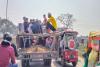 गोंडा: नियमों पर लापरवाही भारी, जारी है ट्रैक्टर-ट्रॉली पर सवारी, जान जोखिम में डाल यात्रा कर रहे लोग