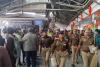 UP Police: आउटर से लेकर प्लेटफार्म तक सख्त सुरक्षा... डीआईजी जीआरपी ने सेंट्रल स्टेशन का किया निरीक्षण