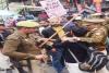 प्रयागराज: लोक सेवा आयोग का गेट छावनी में तब्दील, धरना स्थल पर पुलिस और छात्र आए आमने-सामने, हुआ जमकर टकराव