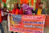 आगरा: वेलेंटाइन डे के विरोध में हिंदूवादी नेताओं ने किया प्रदर्शन, फूलों और टेडी बियर को पैरों तले रौंदा