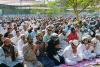 प्रयागराज: नमाज के बाद एक दूसरे को गले लगाकर दी ईद-उल-फितर की बधाई