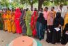 संतकबीरनगर: तेज धूप से बचने के लिए मतदान केंद्रों पर सुबह से ही लग गई लाइन