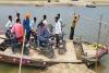 आजादी के 75 साल बाद गांव के लोगों को नसीब नहीं नदी पर पुल, नाव में सवार होकर भरवलिया बूथ पर पहुंचे मतदाता