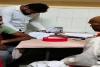 गोंडा: डॉक्टर नदारद, दलाल चला रहे मेडिकल कालेज की OPD,मरीजों को दवा लिख रहे बाहरी युवकों का Video वायरल