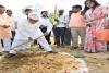 श्रावस्ती: मंत्री स्वतंत्र देव सिंह ने लगाया पौधा, बाढ़ पीड़ितों से मिलकर जाना हाल  