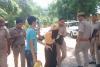 Farrukhabad: एसपी दफ्तर के बाहर विधवा ने अपने ऊपर पेट्रोल डाल किया आत्मदाह का प्रयास...पुलिसकर्मियों के फूले हाथ-पांव