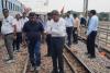 Unnao: एडीआरएम और सीडब्ल्यूएम ने गंगा रेलवे पुल का किया निरीक्षण: मिली खामियां, गले हुये टर्फ और जर्जर स्लीपर देख हुए हैरान