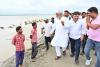 लखीमपुर खीरी: बचाव कार्यों को जांचने आए जलशक्ति मंत्री, शारदा नदी के देखे तटबंध 
