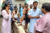 Bareilly News: नगर स्वास्थ्य अधिकारी को मोहल्ले के लोगों ने घेरा, जमकर सुनाई खरी-खोटी 