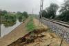 कासगंज: खतरे की रफ्तार...रेलवे ट्रैक की मजबूती के लिए डाली गई मिट्टी बारिश के पानी में धंसी, जोखिम में ट्रेन यात्रियों की जान