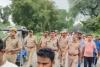 Fatehpur: छात्रा की मौत के बाद सड़क पर उतरी हजारों की भीड़...पुलिस ने लाठीचार्ज की स्थिति संभाली, बस चालक करता था छेड़खानी